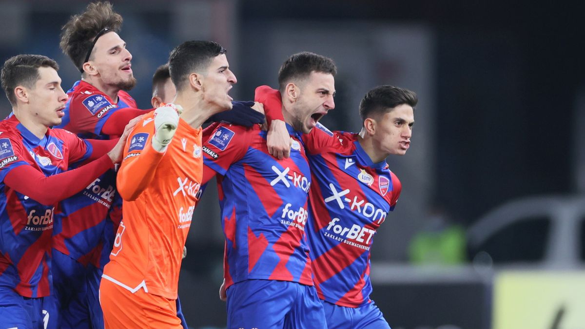 PAP / Leszek Szymański / Na zdjęciu: piłkarze Rakowa Częstochowa cieszą się z gola