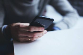 Uwaga na fałszywe SMS-y od „kuriera”! Nowa fala oszustw uderza w Polaków