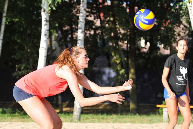 Na plaży Berenika Tomsia i Iga Chojnacka. Foto: Daniel Kucharski