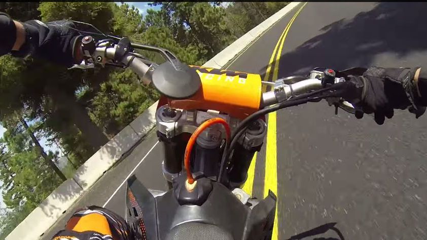 Motocyklista nie wyrobił się na zakręcie 1