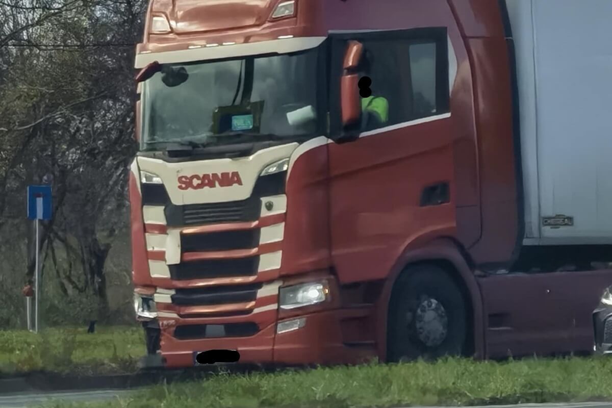 Scania uderzyła w tył busa do przewozu osób niepełnosprawnych na al. Tysiąclecia