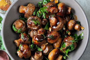 Pikantne pieczarki w słodkiej glazurze. Nie będziesz chciał słyszeć o sałatkach do grillowanych mięs