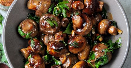 Pikantne pieczarki w słodkiej glazurze. Nie będziesz chciał słyszeć o sałatkach do grillowanych mięs