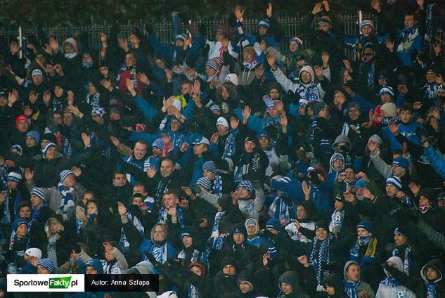 Fani Niebieskich chcą oglądać mecze swojej drużyny w godnych warunkach