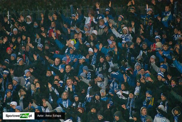 Fani Niebieskich chcą oglądać mecze swojej drużyny w godnych warunkach