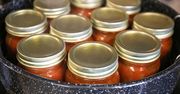 Wygodny sposób na pasteryzację słoików. Obejdzie się bez gotowania
