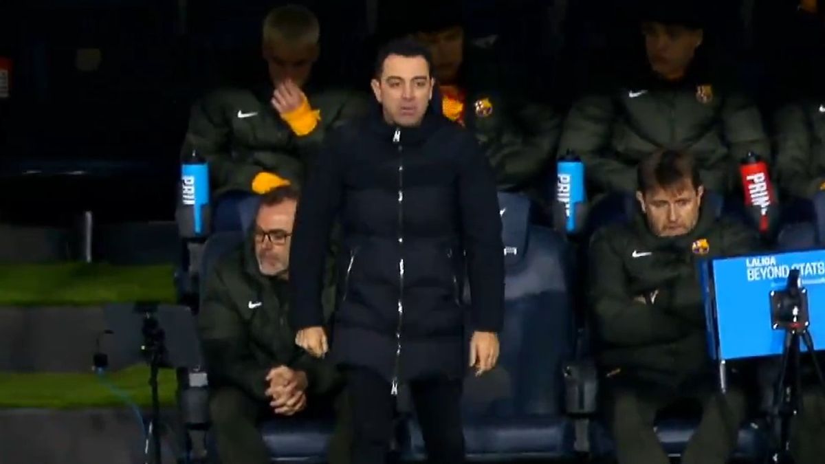 Twitter / twitter.com/MovistarFutbol/ / Xavi podczas meczu FC Barcelona - Granada