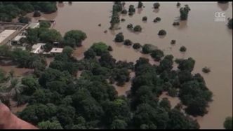 Armia dostarcza zapasy osobom odciętym od świata przez powódź