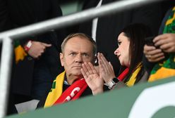 Tusk na meczu Polska-Litwa. Niesportowe zachowania kiboli