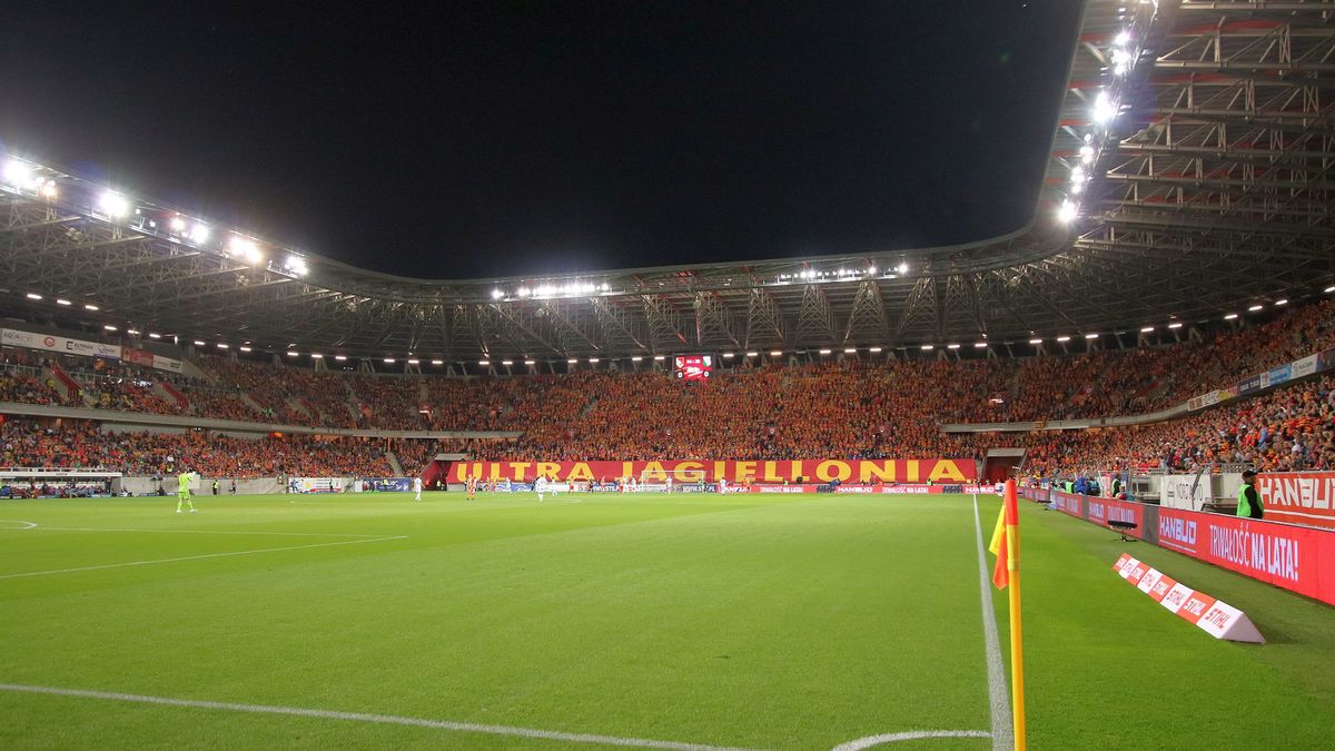 widok na trybunę kibiców Jagiellonii z narożnika boiska na Stadionie Miejskim