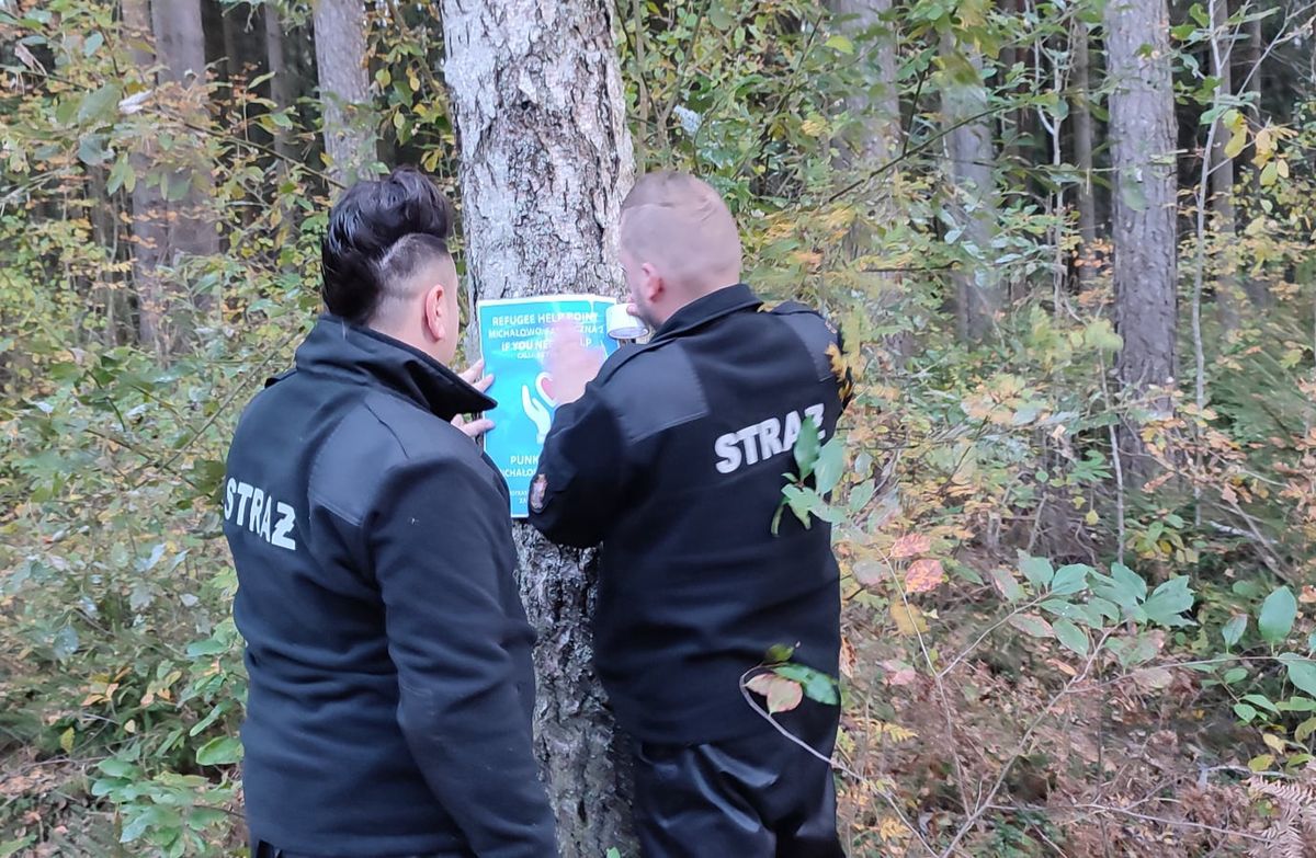Kryzys na granicy z Białorusią. Strażacy z Michałowa umieszczają plakaty z informacją o punkcie pomocy dla migrantów. Uratowano już pierwsze osoby 