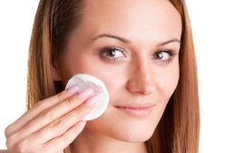 Demakijaż OCM — na czym polega oczyszczanie twarzy olejami?
