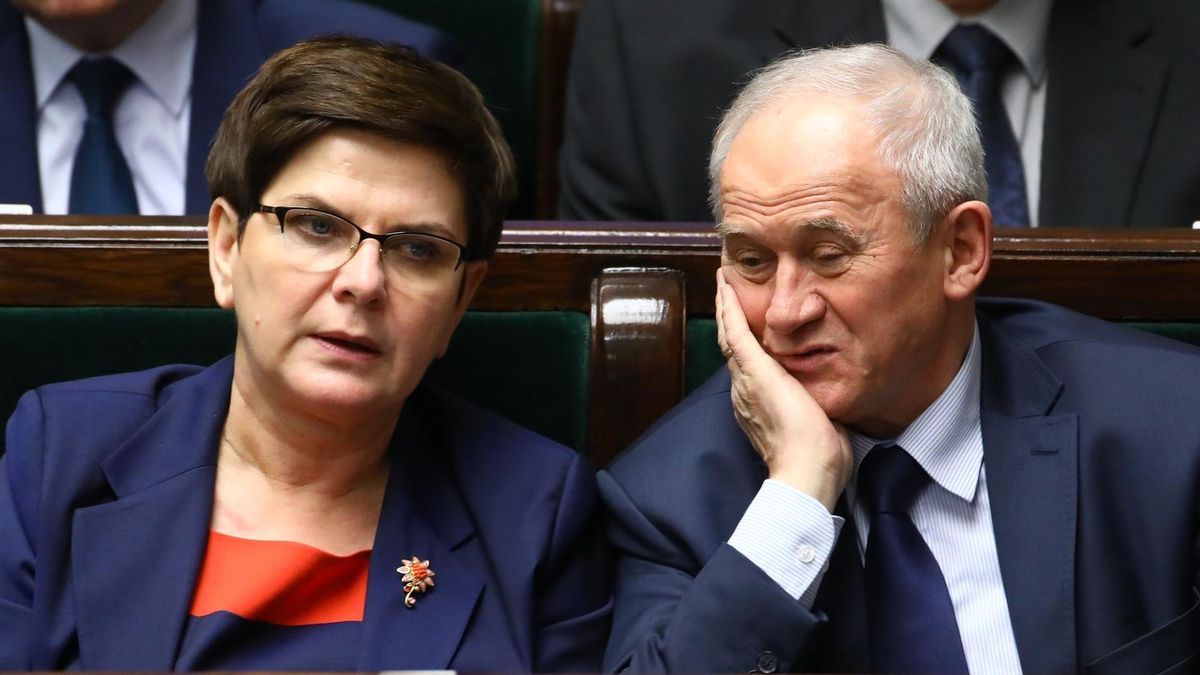Premier Szydło i minister energii Krzysztof Tchórzewski. To on odpowiada w rządzie za sprawy górnictwa