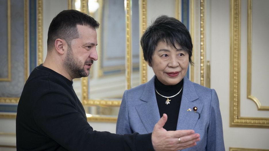 Japońska ministra spraw zagranicznych Yoko Kamikawa i prezydent Ukrainy Wołodymir Zełenski 