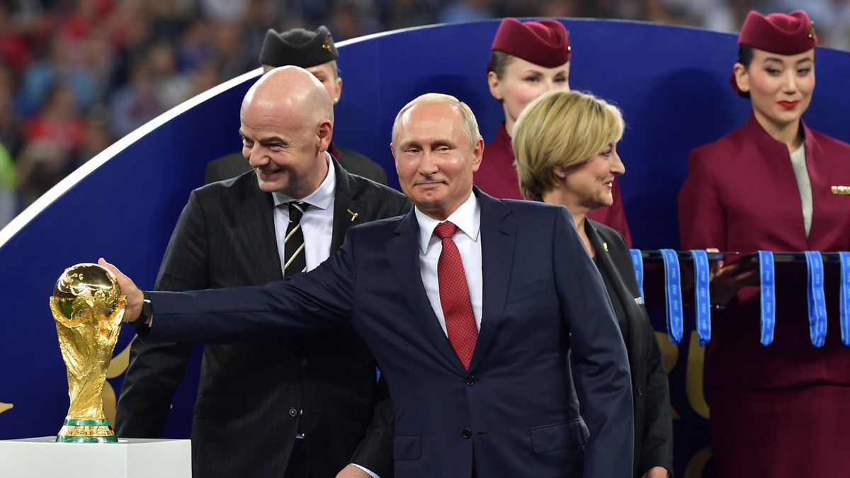 Władimir Putin (w środku)