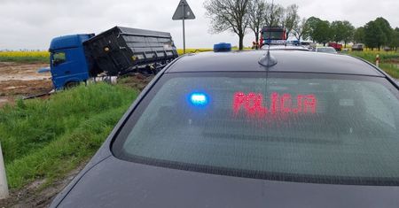 Ciężarówka w rowie. Mamy foto