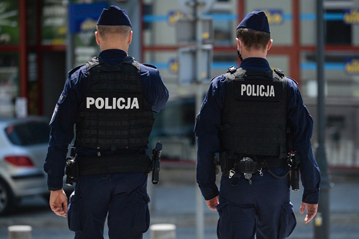 Dwaj pijani mężczyźni pobili wrocławskiego funkcjonariusza policji