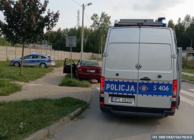 Pościg ostrowieckich policjantów za pijanym kierującym – Foto