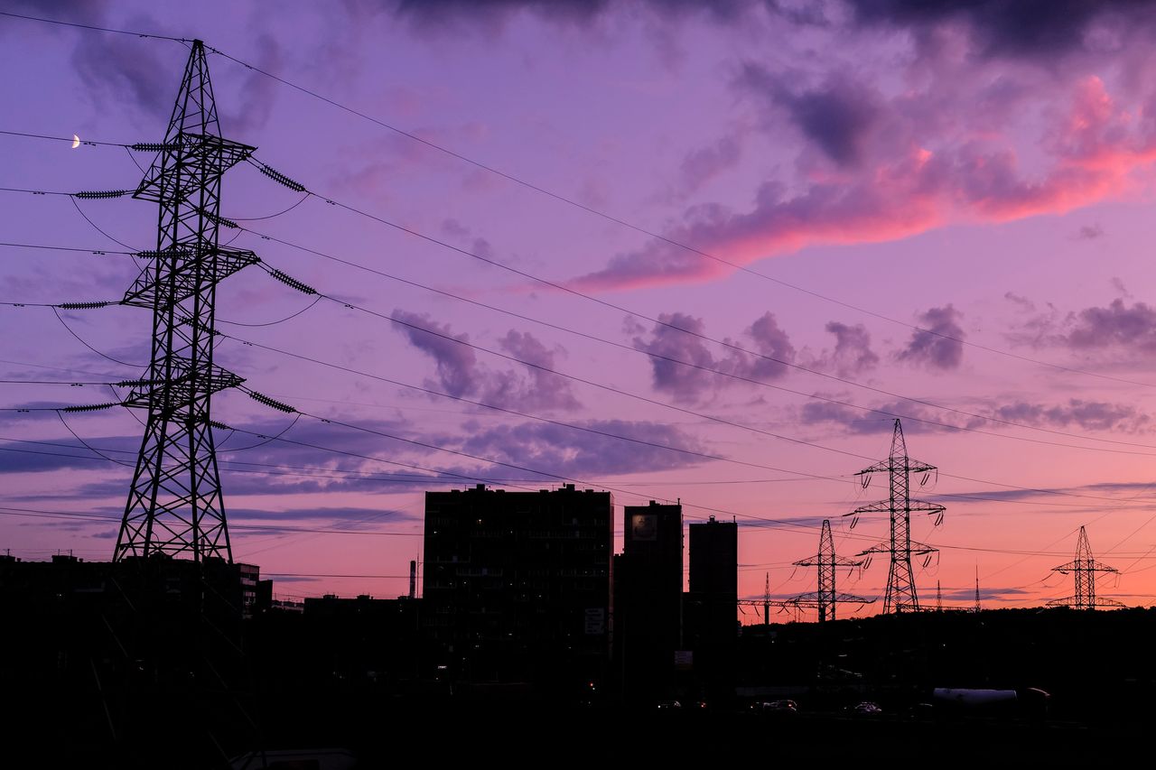 Tarcza Solidarnościowa zamroziła ceny energii elektrycznej dla gospodarstw domowych. Statystyczny Kowalski w tym roku płaci 40 gr za kWh (10 eurocentów), a więc jedną z najniższych stawek w Europie. 