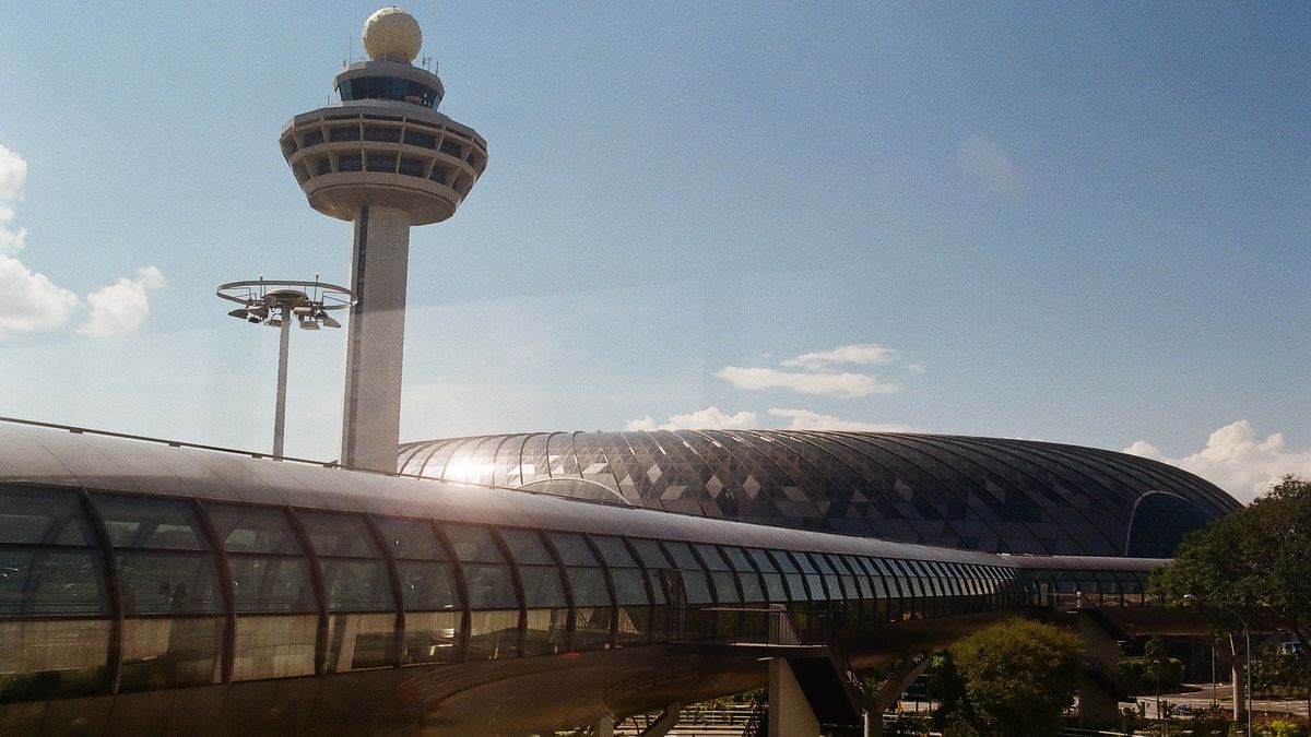 Jedna osoba w wieży kontroli lotów. Związkowcy domagają się zmian (zdj. ilustracyjne).