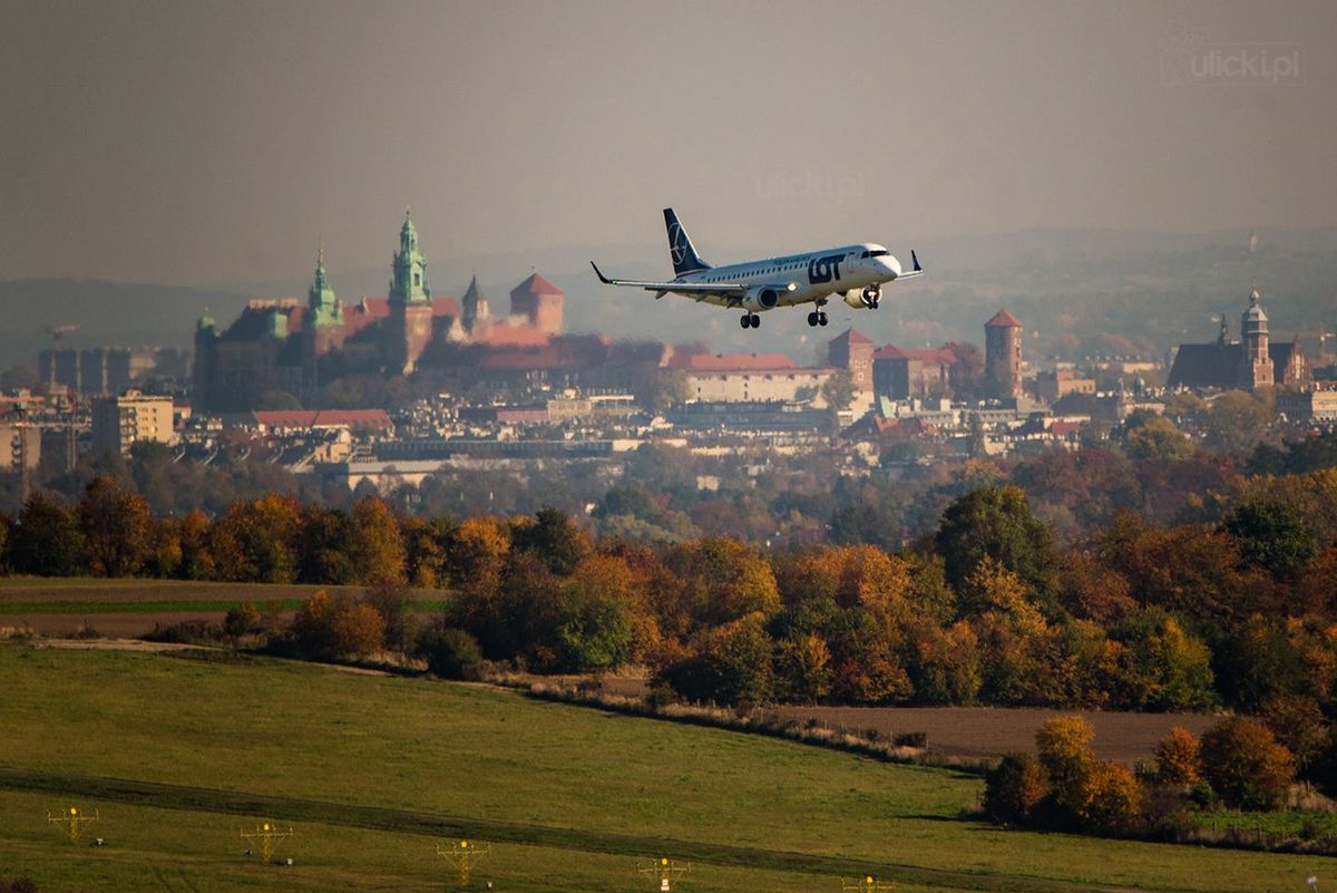 Fotografowi udało się uchwycić samolot PLL LOT w pięknej scenerii miasta