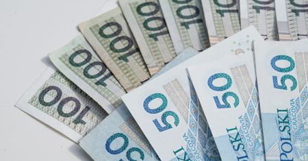 Aż 620 zł bez względu na wiek. Sprawdź, czy łapiesz się na kasę z ZUS