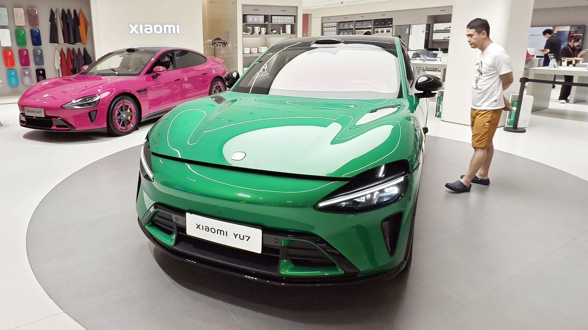A Xiaomi electric car SU7 and YU77 are displayed in the Xiaomi store in Shanghai, China, on October 14, 2025. (Photo by Costfoto/NurPhoto via Getty Images)