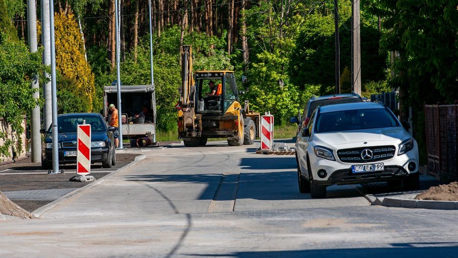 Prace przy utwardzaniu ul. Gradowej na Czyżkówku powoli dobiegają końca.