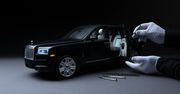 Rolls-Royce Cullinan w skali 1:8 wygląda jak prawdziwy i ma kokpit wykończony drewnem