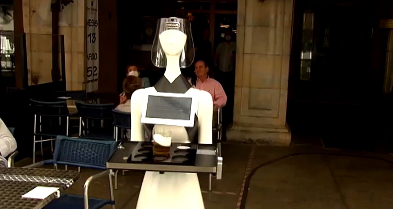 Hiszpania. Kelnerka Alexia przyciąga gości do baru. Robot robi furorę 1