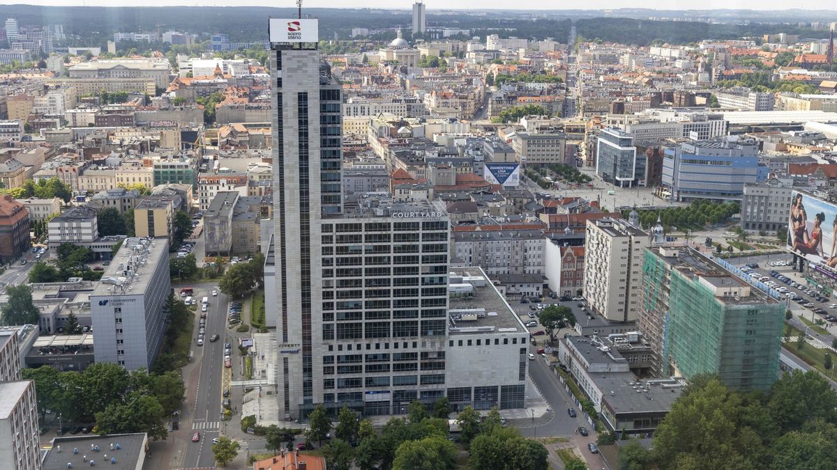 Polska Tomasz Kawka
Fot. Tomasz Kawka/East News Katowice 26.06.2023 Widok na Katowice i okoliczne miasta z 30 pietra wiezowca KTW. Jest to obecnie najwyzszy budynek w Katowicach.
Tomasz Kawka