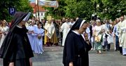 Procesja Bożego Ciała przeszła ulicami Płocka. Uroczystościom przewodniczył bp Szymon Stułkowski! [FOTO]
