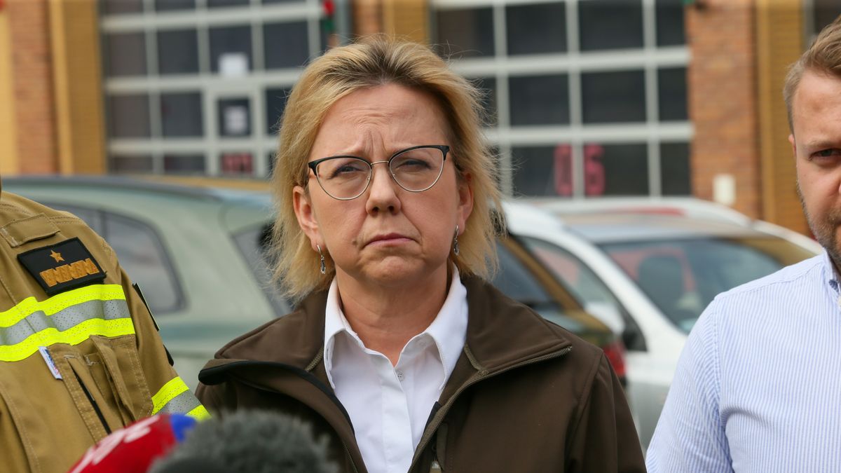 Zielona Góra, 23.07.2023. Minister klimatu i środowiska Anna Moskwa podczas konferencji prasowej w Zielonej Górze, 23 bm. Trwa walka z pożarem hali z niebezpiecznymi odpadami w zielonogórskim Przylepie. (jm) PAP/Lech Muszyński