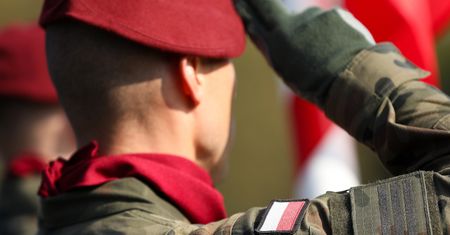 Zasady podczas hymnu Polski. Za ich złamanie grozi mandat