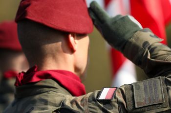 Zasady podczas hymnu Polski. Za ich złamanie grozi mandat