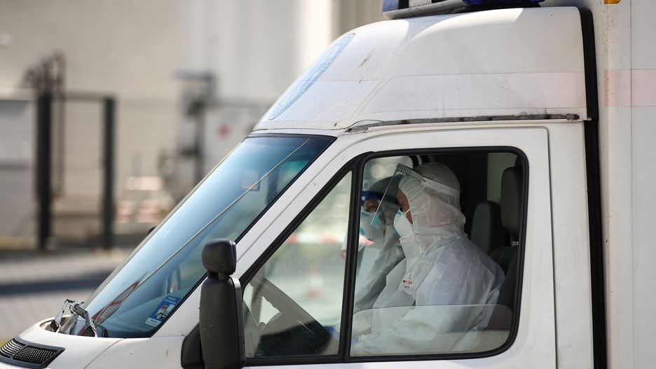 Pielęgniarkę przewieziono karetką z Kozienic do Warszawy.