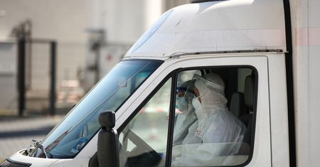 Wypadek na Mazowszu. Jedna osoba nie żyje. Karetka przewoziła pacjenta z COVID-19