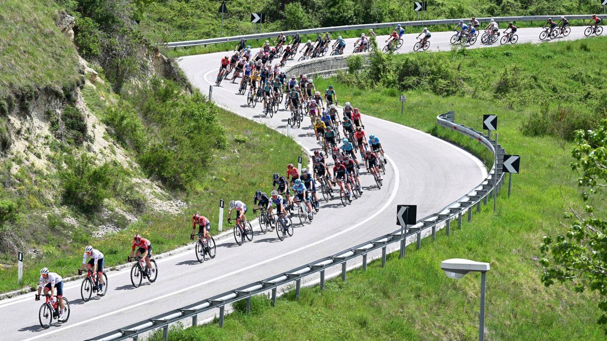 kolarze na trasie Giro d'Italia