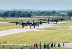 Legendarne bombowce Avro Lancaster w powietrzu