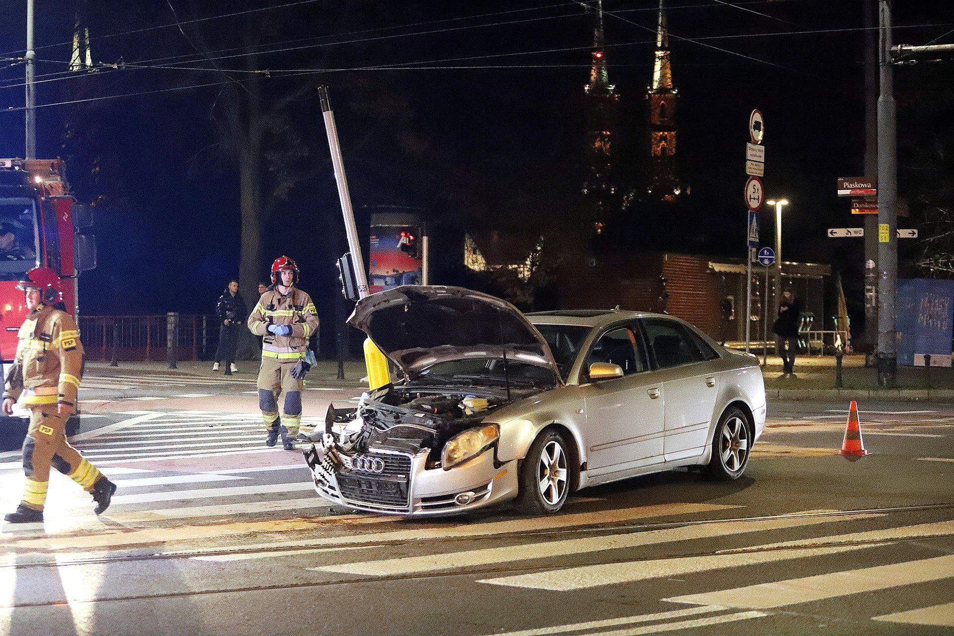 Wypadek z udziałem dwóch samochodów osobowych i rowerzysty pod Halą Targową 6.11.2025