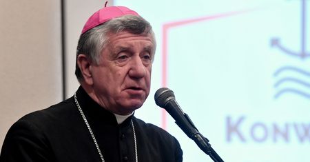 Skompromitowany arcybiskup udzieli sakramentu. "Obrzydliwe"
