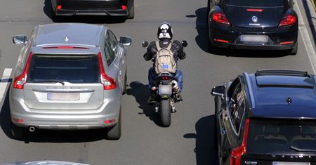 Przywileje dla motocyklistów. Lista przepisów zachęcających do jazdy na jednośladach