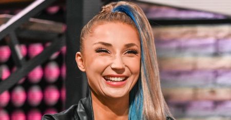 Cleo pozuje BEZ DOCZEPÓW i chwali się oryginalnym prezentem: "Mam najlepszą ekipę na świecie" (FOTO)