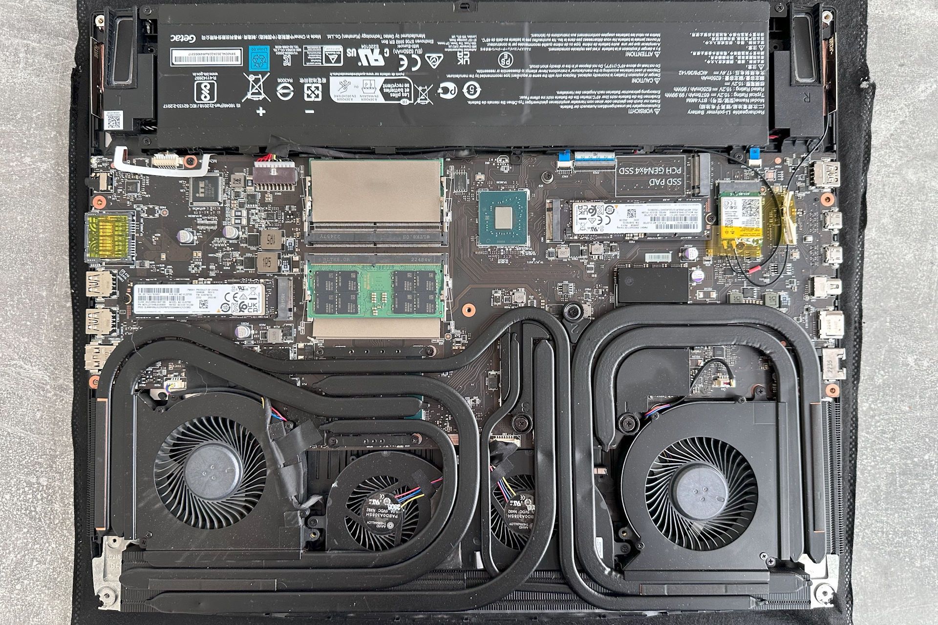 MSI Titan GT77 HX 13V - pod klapą