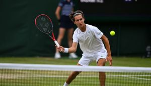 Dwa zwycięstwa w jeden dzień. Koncert Polaka na Wimbledonie trwa