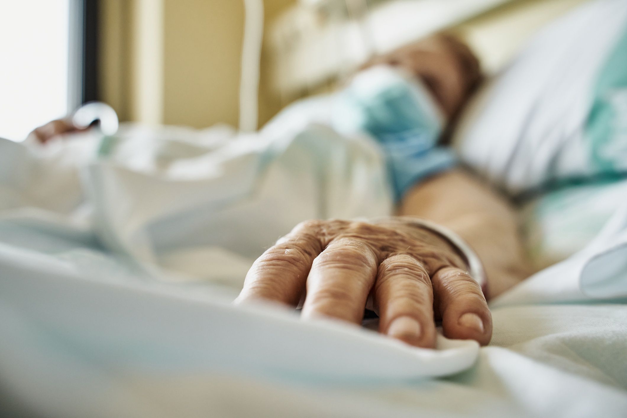 Senior woman wearing face mask lying on hospital bed
Senior woman wearing mask infected by coronavirus on hospital bed receiving medicine by drip. Close-up fingers of the senior patient ´s hand while she is sleeping. Horizontal photo
RUBEN BONILLA GONZALO