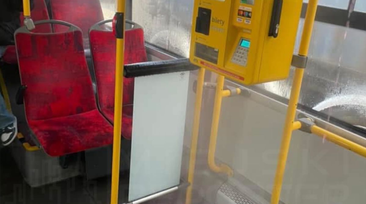 Incydent w autobusie na Bielanach. Gorący płyn chłodniczy polał się na pasażerów