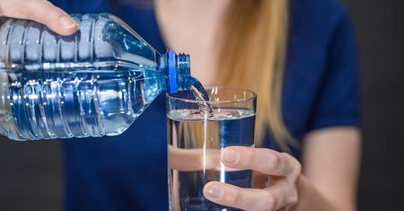 Pijesz wodę na czczo? Lekarka wyjaśnia, jak to naprawdę wpływa na ciało