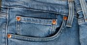 Do czego służy kieszonka w jeansach? Specjalnie jest taka mała