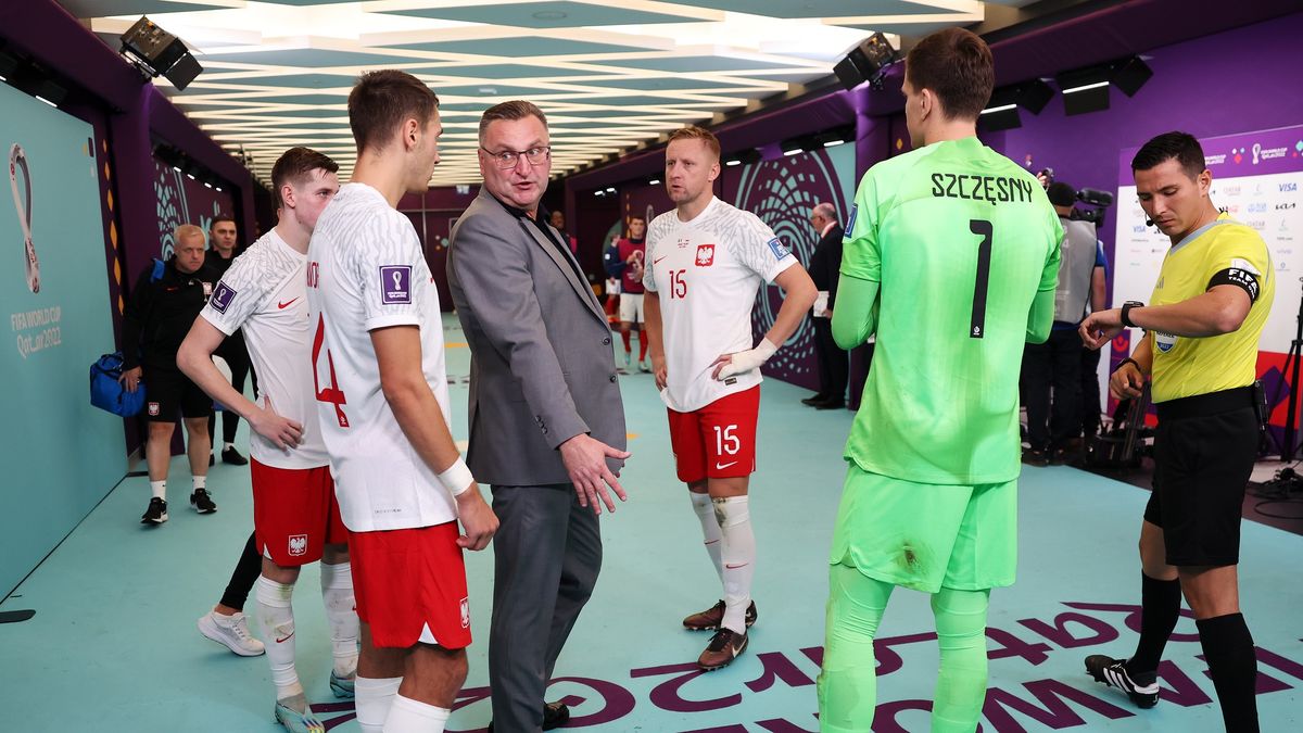 Zdjęcie okładkowe artykułu: Getty Images / Maja Hitij - FIFA / Na zdjęciu: Czesław Michniewicz (w środku) wraz z reprezentantami Polski